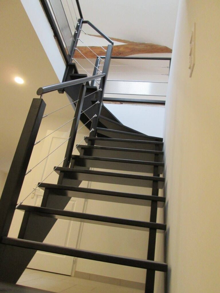 Escalier bois laqué noir avec câbles et garde corps inox